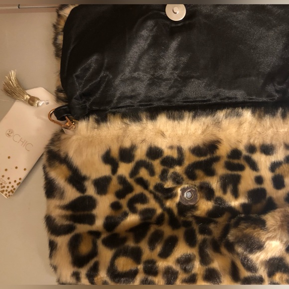 2CHIC Faux Leopard Fur Hand Bag W/Magnetic Clasp & Removable Gold Shoulder Chain - Picture 3 of 5